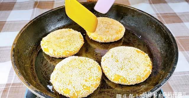 红薯饼最好吃的做法,操作简单,外酥里香,吃了这个红薯饼,美味