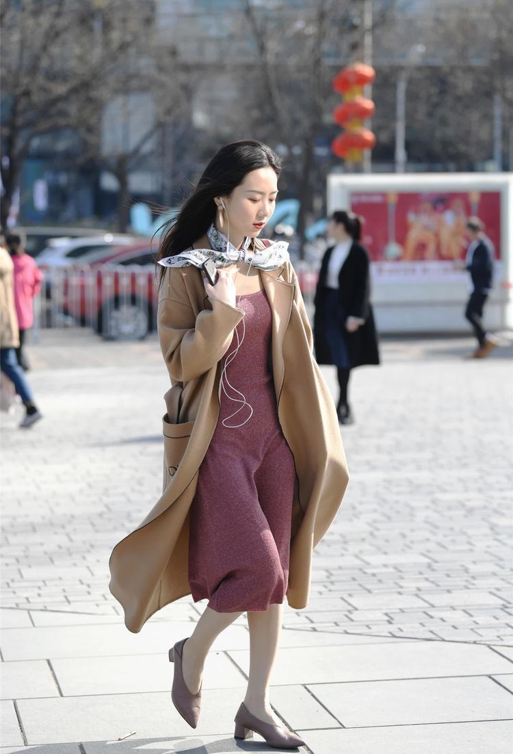 纤瘦|街拍:紧身上衣配灰黑色的短裙,小姐姐的身材高挑纤瘦,简单又时尚