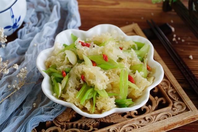 芹菜|秋季，银耳和芹菜是绝配菜，入秋后要常吃，很多人还不知道有啥用