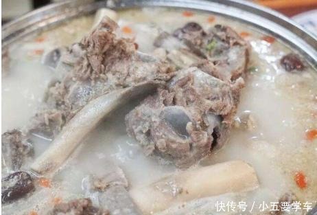 无论炖什么骨头汤,加水炖之前都要多加这1步,汤汁浓白似牛奶!