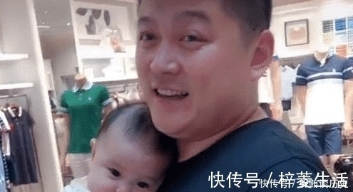 奶爸|奶爸“小鸟依人”式抱娃:这是最豪华温暖的“移动软卧”了!