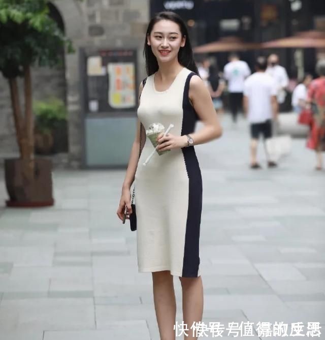 条纹 淡雅连衣裙,黑色竖条纹设计,既时髦又高雅