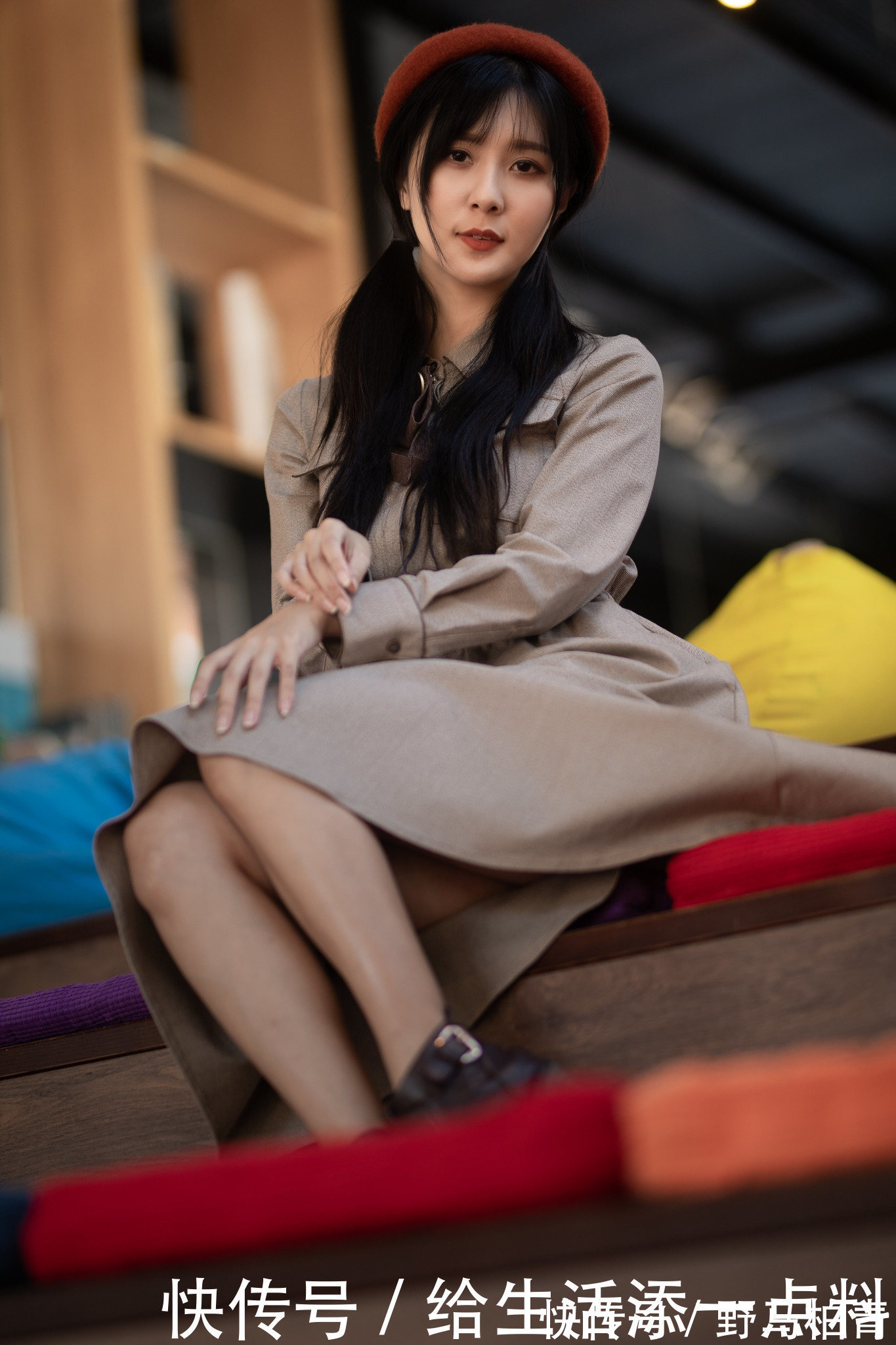 小帽|靓丽美女陈郁晴时尚风衣写真,搭配一款圆顶小帽还有那么一点俏皮