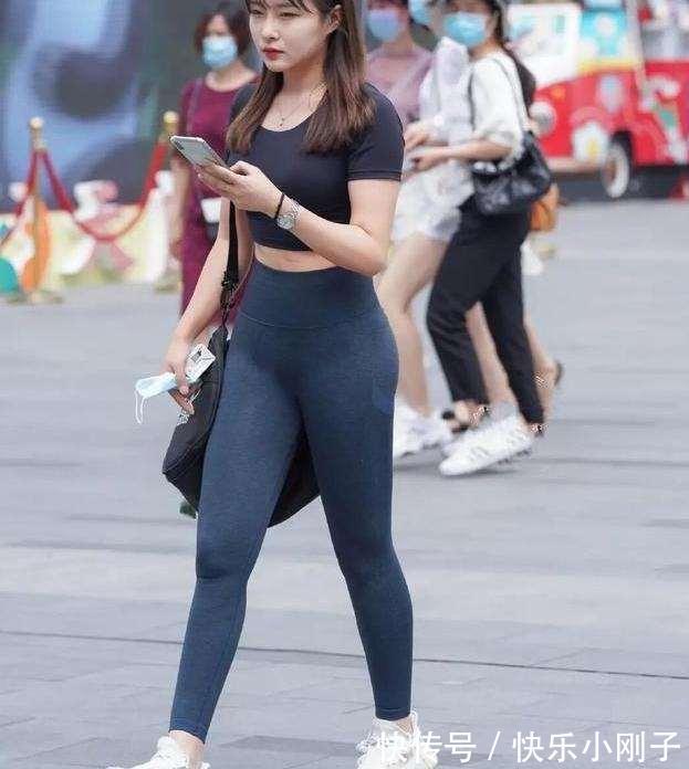 打底裤 低腰修身的开叉打底裤,搭配风格时尚一些,洒脱时尚