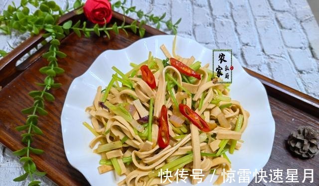 私厨|秋补,少吃牛羊肉多吃它,5块1斤富含蛋白质营养极高,芹菜炒忒香!