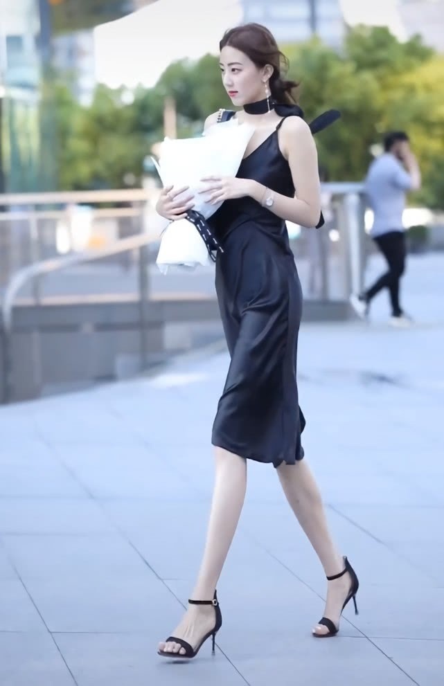 穿搭 我终于信了,只有鞋跟细如针的“恨天高”才配得上黑裙,真美