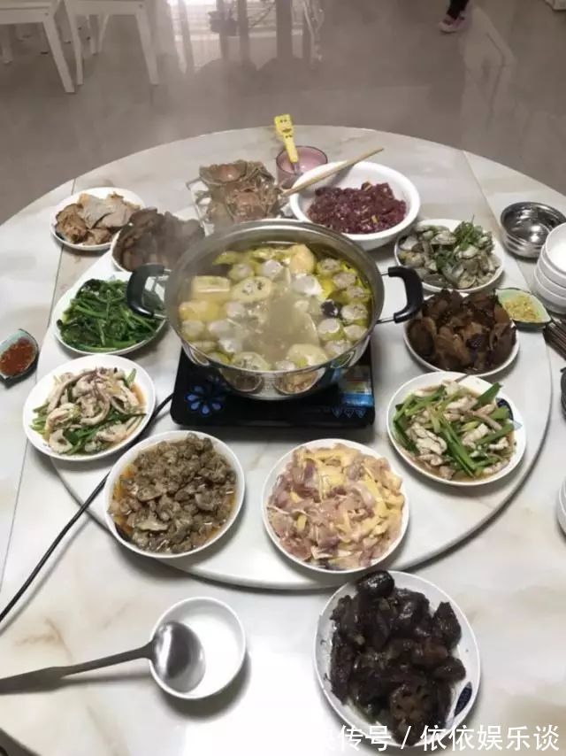 电视|搬家一个月,忍不住晒晒!全屋太漂亮了,电视墙贴瓷砖最明智!