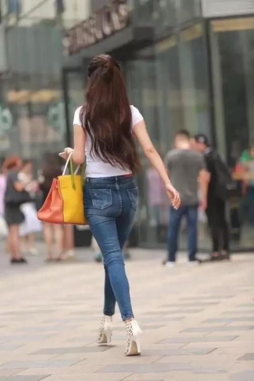 时尚|高挑小姐姐，搭配白色体恤和紧身牛仔裤，时尚又好看