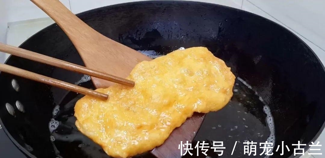 鸡蛋|2个鸡蛋,3勺面粉,不用擀面,做出创意油炸饼,比吃油条还过瘾!