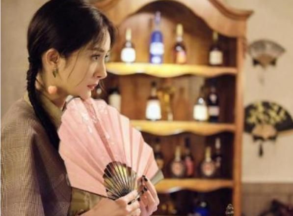 回来|有一种“手势”叫杨幂拿扇子,别人都是握住扇柄她却不一样,白浅回来了