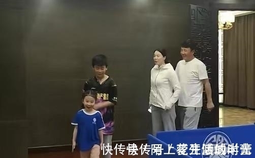 打球|家庭对战！王楠带女儿4-0横扫老公儿子，出场仪式满分，抱胸叫板