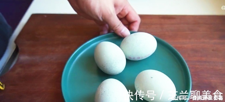 黑暗料理|皮蛋放锅里蒸一蒸,饭店一份要48,在家成本8元,待客有面子