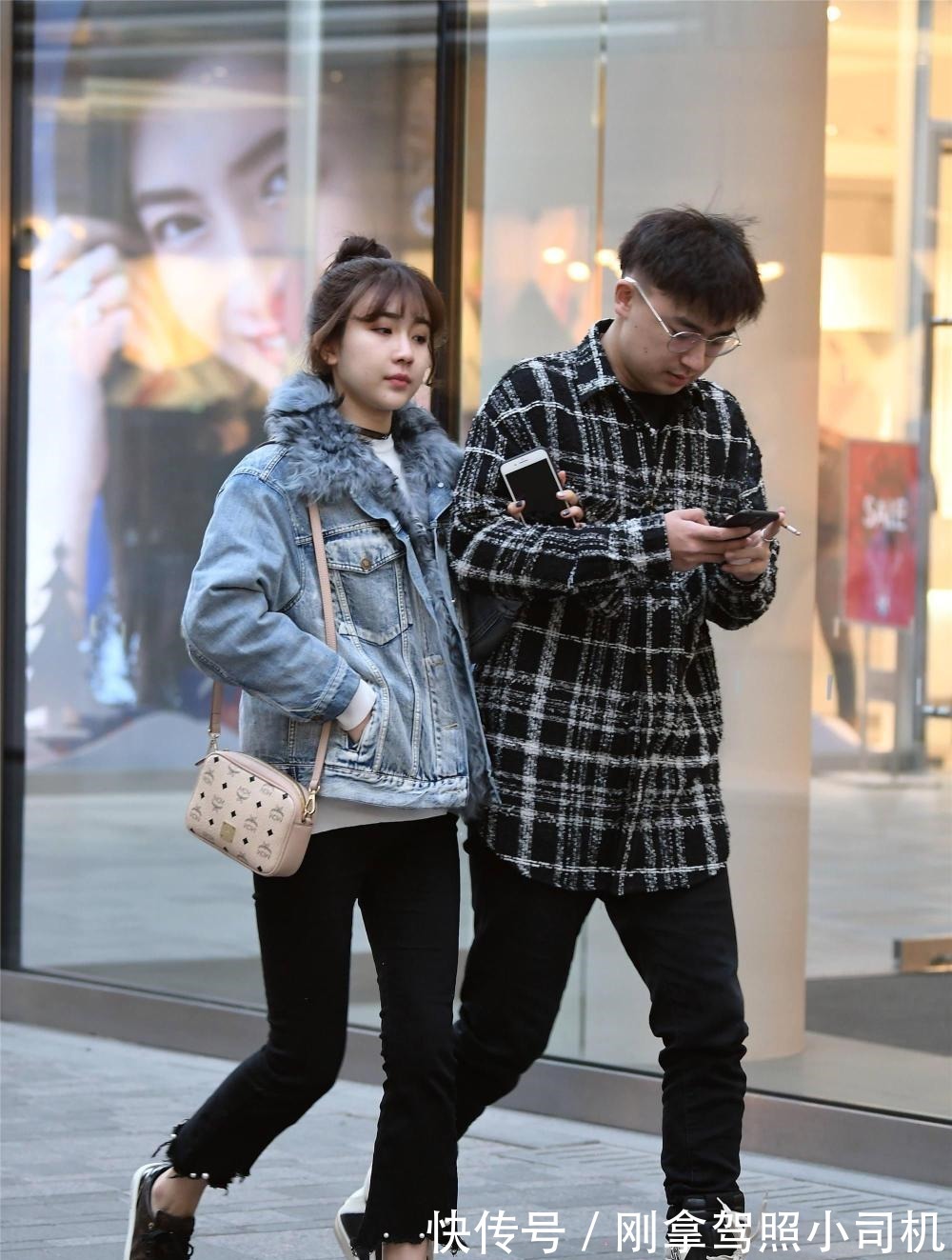 牛仔裤 冬天穿牛仔裤要不要搭配一双长靴, 时尚姑娘会给出你不同答案!