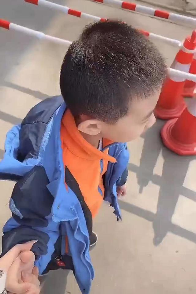 大爷|外甥女接小舅舅放学,被门卫大爷误认是妈妈,舅舅:这是我外甥女