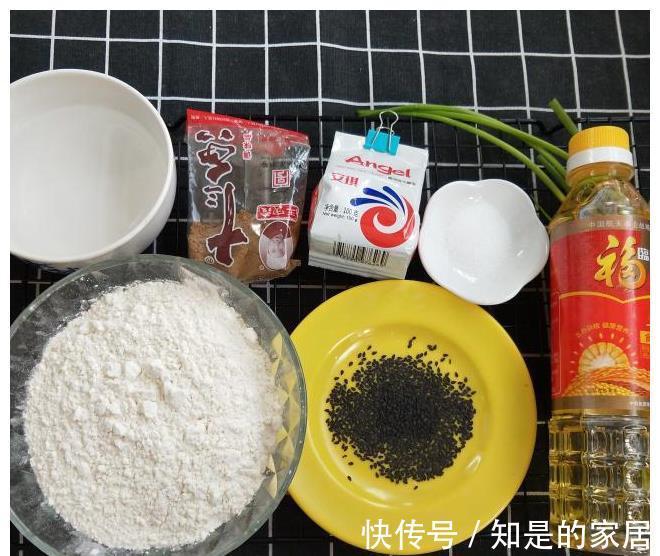 吃腻|吃腻了馒头，试试这款香煎小油卷，表皮松软底部酥脆，无敌美味
