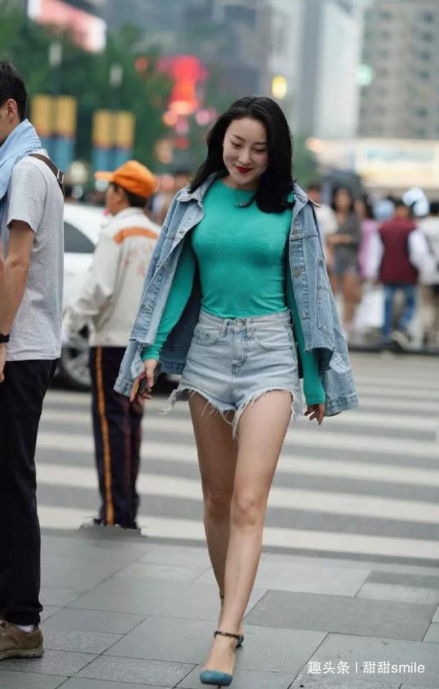 针织连衣裙 一双一字带的高跟凉鞋穿搭在脚上,显得气质又靓丽,特别有时尚感