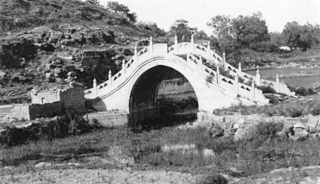 1930年北京西山皇家御园风光照，现已是一片破旧景色