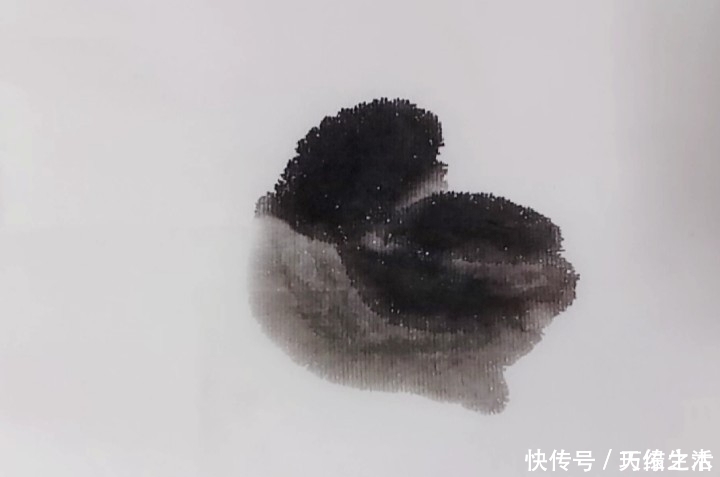 笔尖$国画写意(向右扭头的小鸡仔)画家用笔精湛,简单几笔,生动形象