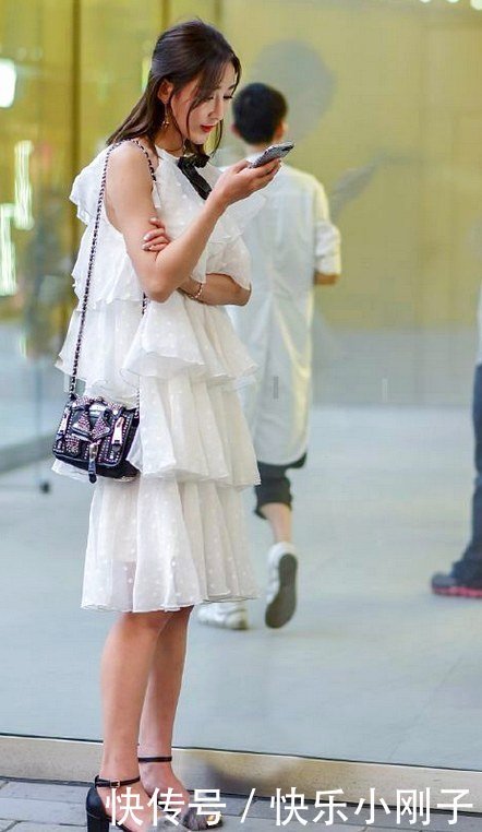 身穿蛋糕裙的小姐姐,穿出不一样的魅力,要珍惜她