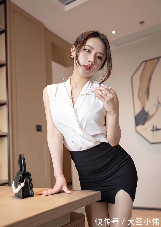 搭配 美女穿搭：黑与白的搭配一直备受职场女性的喜爱，经典耐看