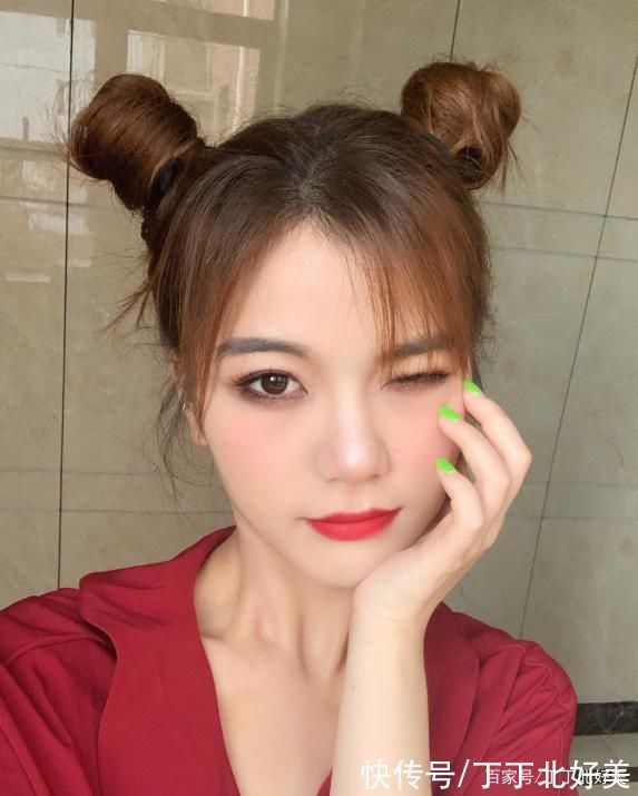 丸子头 别披头散发了,学学这3款超减龄的扎发发型,轻松美过同龄人