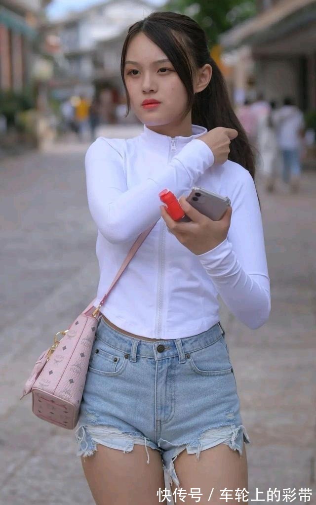 帆布鞋 运动衫加牛仔短裤,搭配帆布鞋,时尚减龄满满的青春气息!