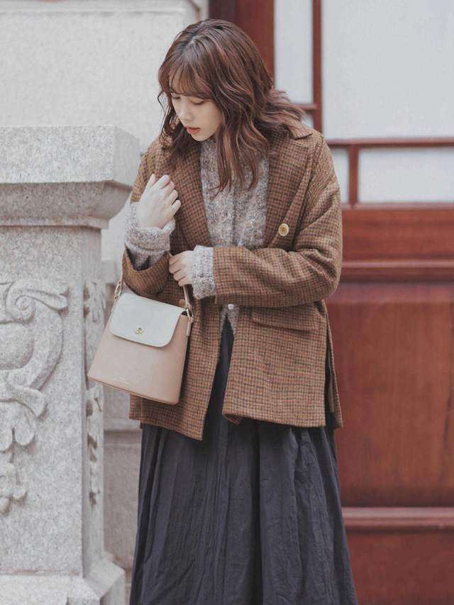 淡雅 40+女生秋天备这3条裙子,搭配西服、针织衫更优雅,时髦又减龄