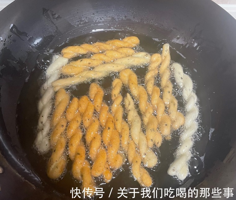 更香|酥脆咸香的炸麻花，简单3步就能做，牢记2个技巧，比买的更香更脆