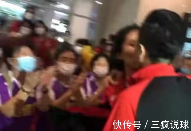 江苏女排|太浪漫!女排2大名将同时被男友求婚,两对情侣在地铁站热情亲吻