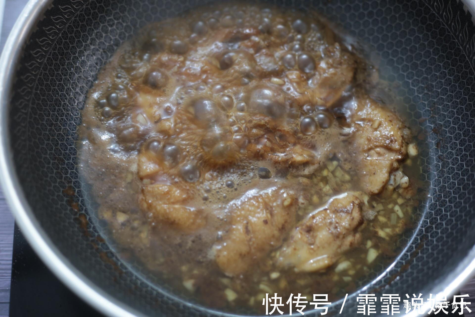 鸡翅最好吃的做法,不加一滴水,越煮越香,女儿一口气吃4个