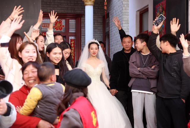 女孩出嫁，弟弟心里不舍得，在家门口拉横幅给姐夫定“规矩”