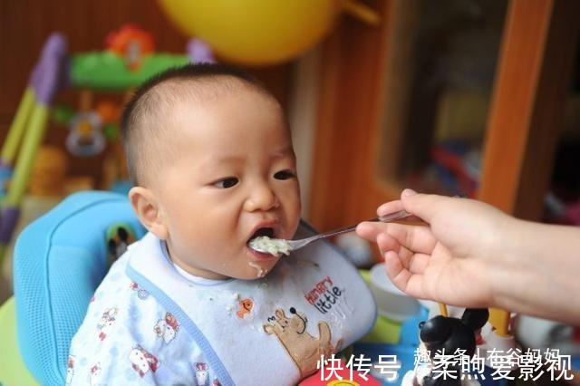 喂养|娃多大可以吃“大人饭菜”?儿科医生:宝宝照着喂养,更健康