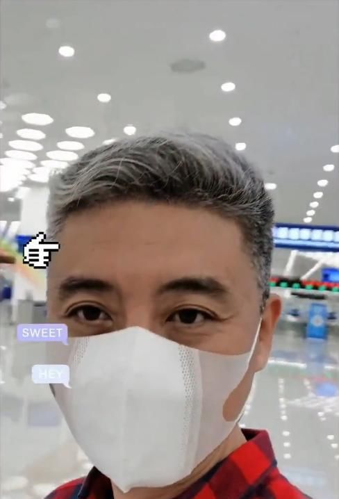 64岁杜旭东不会调二维码，被拦下一脸尴尬局促，周炜笑是老年人