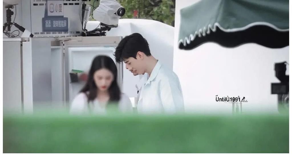 周也|丁真和周也為《中餐廳》采購，買了兩推車，讓女生搬東西好直男