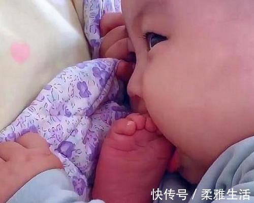 家长|趁着妈妈不在,宝宝偷偷搬起小脚丫啃了起来,宝妈看后哭笑不得