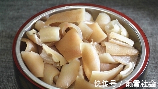 焯水|做猪皮冻时，猪皮焯水后就煮是大错特错！多加1步，猪皮清澈透亮