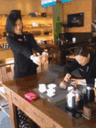 |搞笑GIF:一开门就碰到财神爷,今天要发财了吗