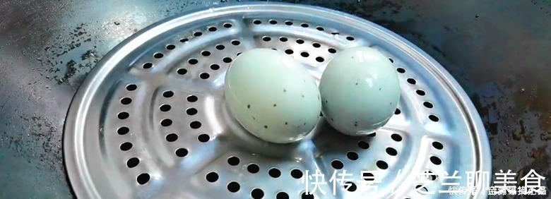 黑暗料理|皮蛋放锅里蒸一蒸，饭店一份要48，在家成本8元，待客有面子