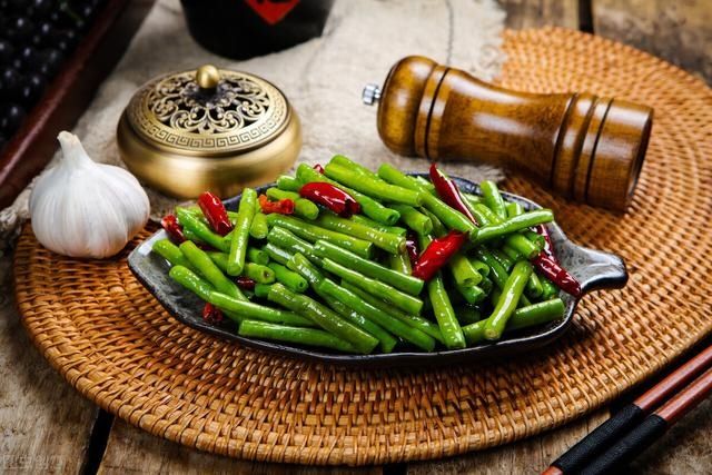 豆角|炒豆角时，焯水过油都不对，大厨教你一招，豆角翠绿软嫩还入味