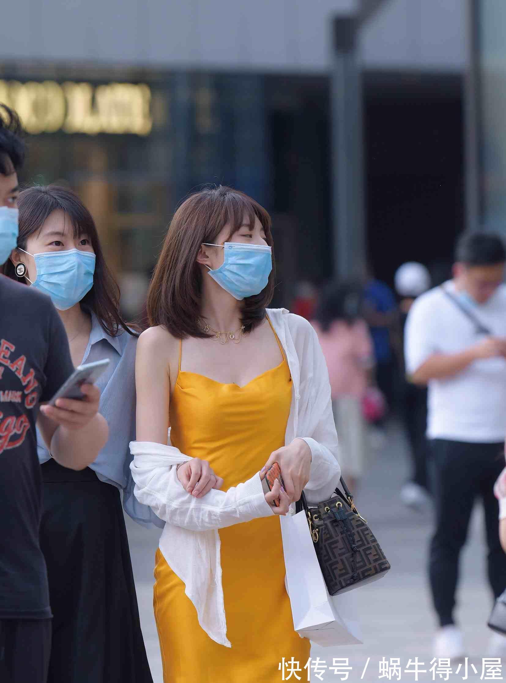 美感|连衣裙的穿搭示范,让造型美感升级,破洞款式