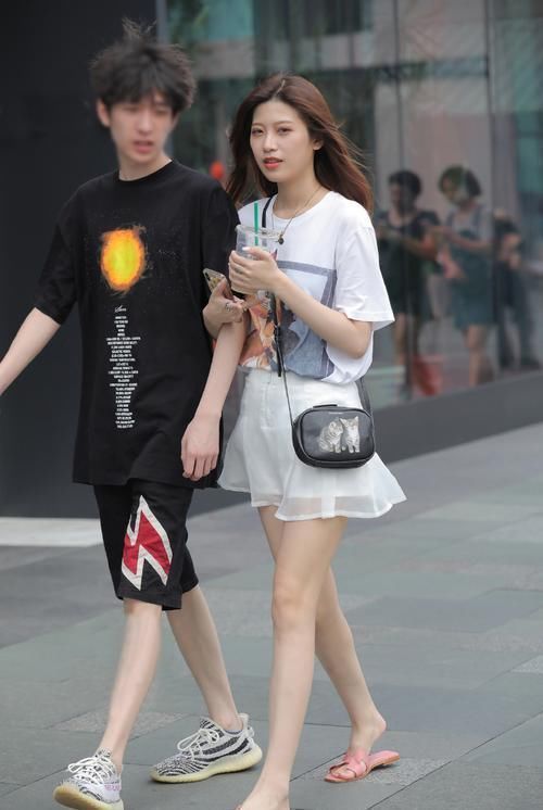 选择款式个性的裙装，让自己穿着放心，轻松展现青春随性的气质