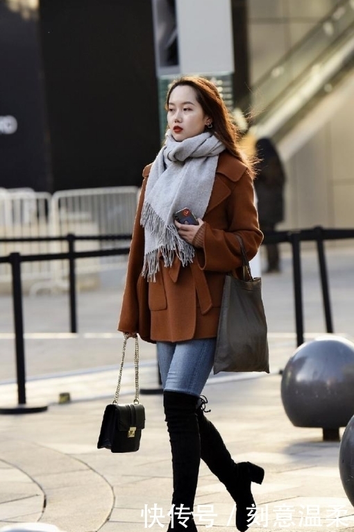 可爱|街拍:一个穿黑色连衣裙,非常可爱的两位小姐姐,打扮的真是清凉