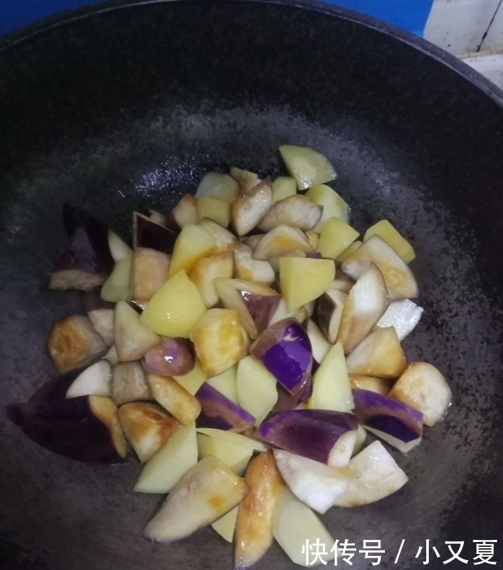 它和土豆一起吃,隔三差五吃,隔天排出宿便,口臭便秘慢慢没了