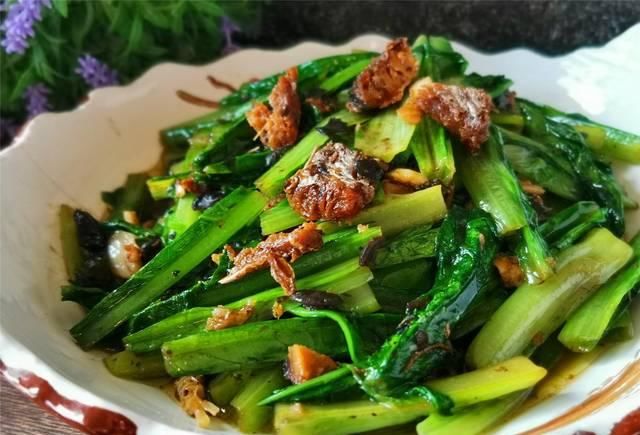 豆豉鲮鱼油麦菜怎样做好吃?教你炒制小技巧,油麦菜颜色翠绿不黄
