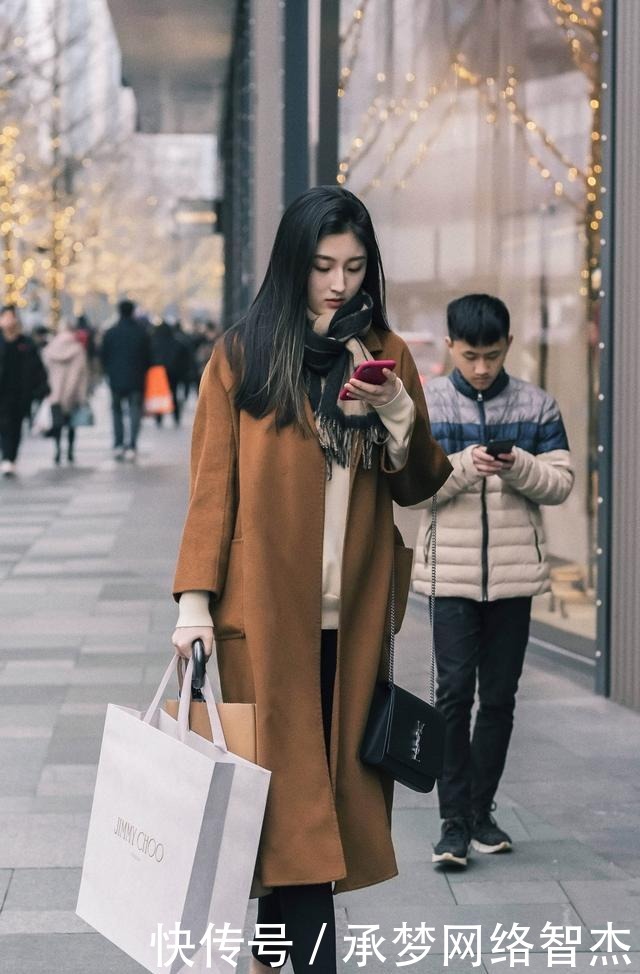  服饰|优雅女性用简约的外套搭配服饰，不显臃肿又显气质，很有时尚气息