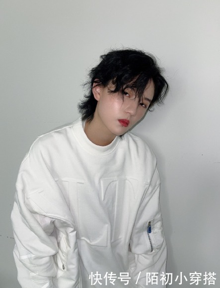  帅气|陆柯燃也太会穿了，格纹上衣配荧光裤，帅气模样男生看了都心动