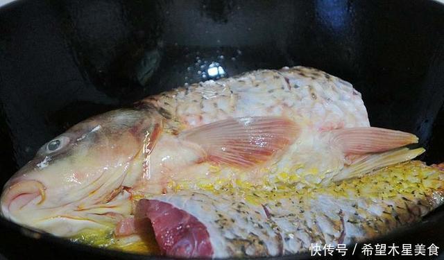 米饭|鱼刺容易卡喉咙,别再喝醋吞米饭,简单一招,让鱼刺自己跑出来!