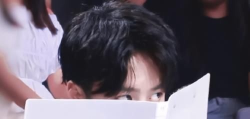 评委席|王一博太调皮被误会,“不满”选手砸话筒弹飞笔,藏在本后太可爱