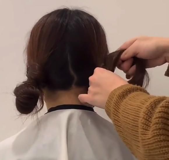 女孩换了款双马尾式丸子头发型后，给人感觉清爽了很多，男生：确实好看