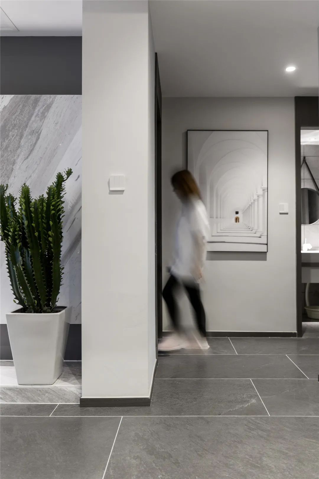 灰+绿植|103㎡现代简约，高级灰+绿植点缀，营造低调舒适的档次